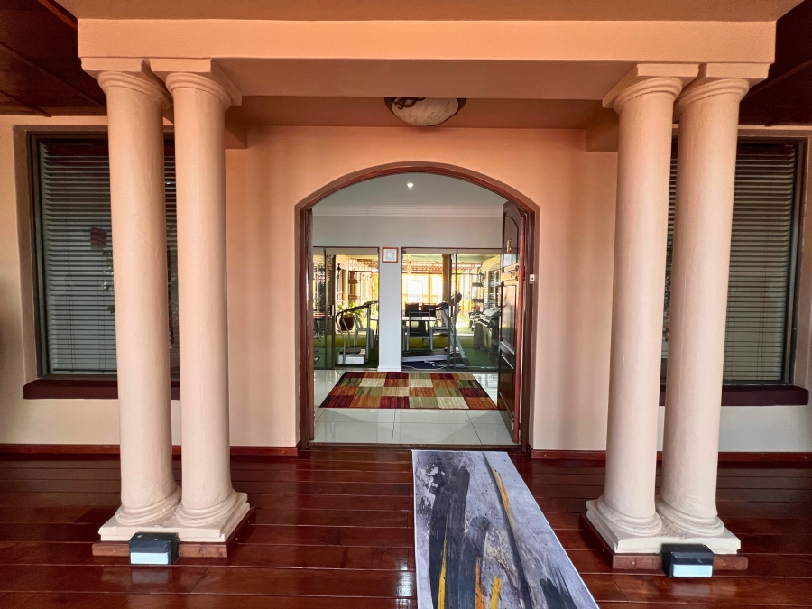 6 Bedroom Property for Sale in Middedorp Western Cape